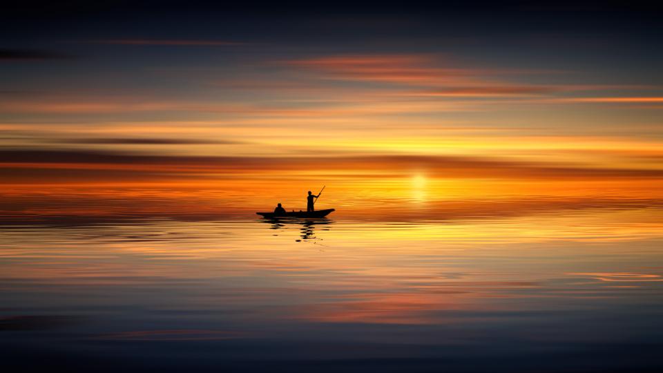 Een vissersboot op open water.