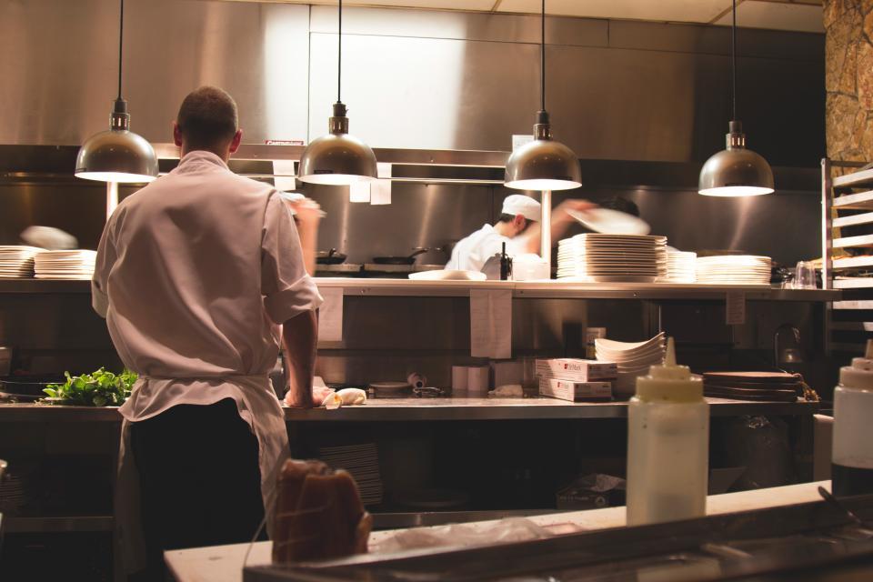 Een professionele keuken tijdens de voorbereiding.