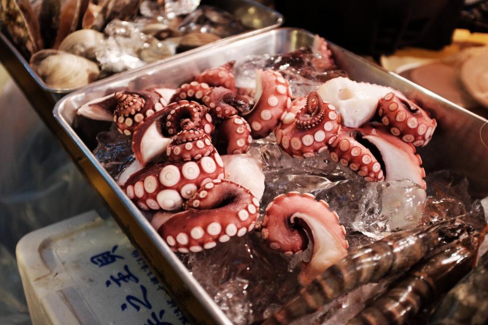 Een octopus op een marktkraam.