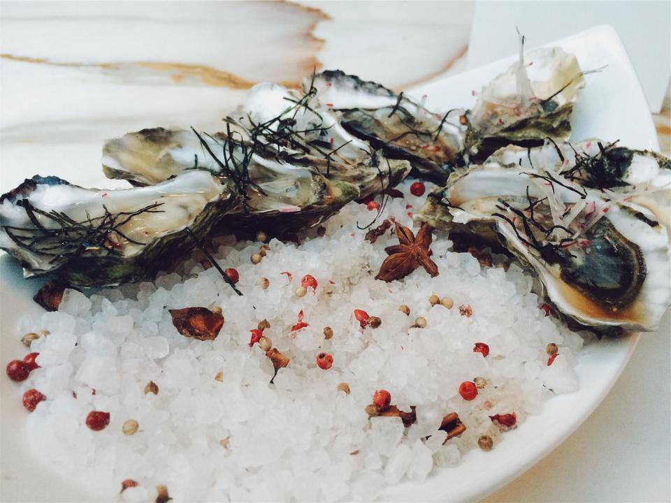 Verse oesters op ijs, opengemaakt en klaar om te serveren.
