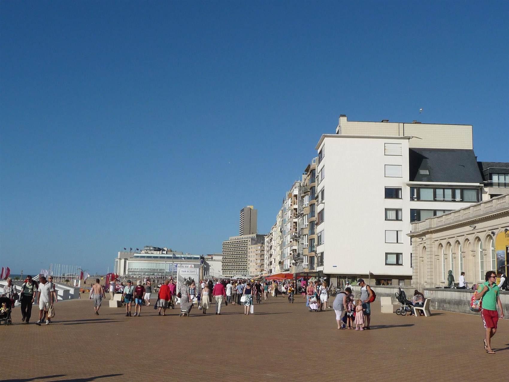 Het strand van Oostende met de zee op de achtergrond.