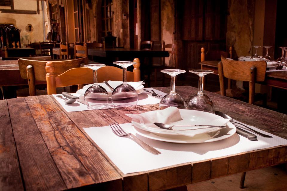 De eetzaal met gedekte tafels.